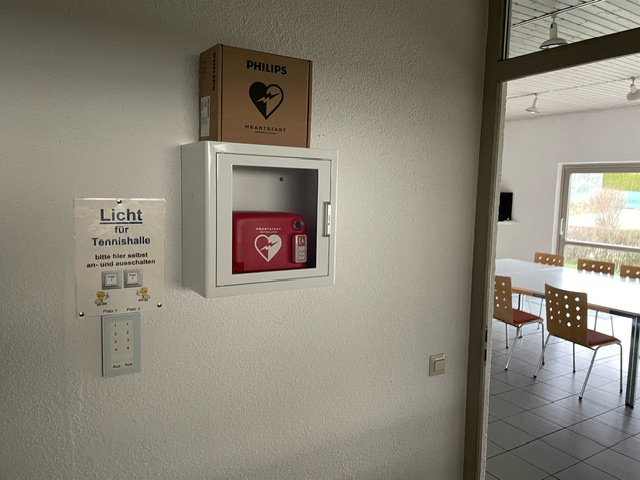 Neu! Defibrillator in Tennishalle installiert
